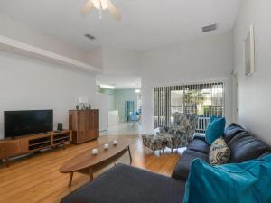 Μια τηλεόραση ή/και κέντρο ψυχαγωγίας στο 3 bedrooms pool home Calabay Parc Tower Lakes