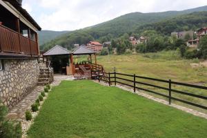 einen Pavillon auf einem Hügel neben einem Haus in der Unterkunft Villa Beti in Mavrovo-Nationalpark