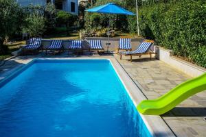 Bazén v ubytovaní Apartments with a swimming pool Pula - 7356 alebo v jeho blízkosti