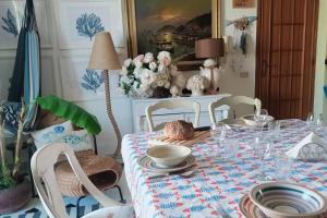uma sala de jantar com uma mesa e uma toalha de mesa em Centro Lampedusa via Roma em Lampedusa