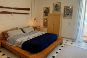 una camera con letto e piumone blu di Centro Lampedusa via Roma a Lampedusa