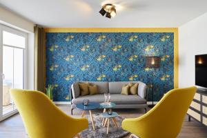 sala de estar con sofá y pared azul en Bernstein Kattegat Apartment 8, en Büsum