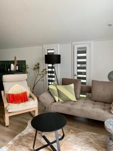 ein Wohnzimmer mit einem Sofa und einem Tisch in der Unterkunft Daalders Plakkie in Elahuizen