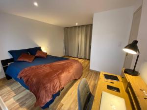 Postel nebo postele na pokoji v ubytování La Cognaçaise - Maison - Hypercentre - Fibre - Parking gratuit à proximité