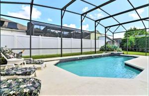 una piscina coperta con pergolato e una casa di RL236BD Universal Kingdom 8 guests pool home a Davenport
