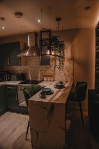 een keuken met een groot eiland in het midden van een kamer bij The Opulence in Bradford