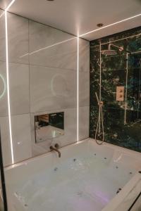 een badkamer met een bad en een open haard bij The Opulence in Bradford