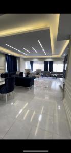 una grande stanza con divani e sedie in un edificio di شقة مفروشة فى المهندسين a Il Cairo