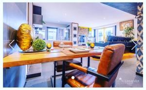 uma sala de estar com uma mesa de madeira e uma cadeira em Apartment Design Suite em Jehanster