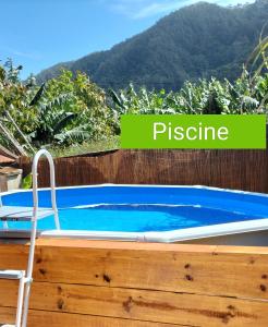 uma piscina com uma cadeira ao lado de uma cerca de madeira em Sea Mountain House em Machico