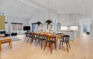 uma cozinha e sala de jantar com mesa e cadeiras em Stunning Home In Frvang With Wifi em Fårvang