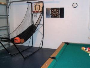een kamer met een hangmat en een basketbalring bij 6 bedrooms pool home 10 min from Disney in Orlando