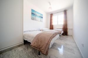 アビラにあるNAVAQUESERA MIRADOR DE GREDOSの白いベッドルーム(ベッド2台、窓付)