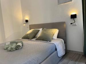 - une chambre avec un lit et 2 oreillers dans l'établissement Rooms Via XX Settembre, à Capoterra