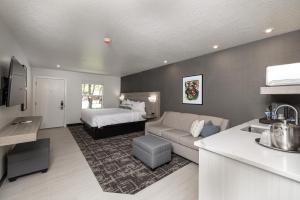 - un salon avec un canapé et un lit dans l'établissement Montclair Inn & Suites at Zion National Park, à Springdale