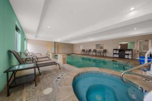 a large swimming pool with chairs and a swimming pool at Best Western Bowie Inn & Suites in Bowie