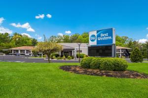 ボーデンタウンにあるBest Western Bordentown Innの西面の看板
