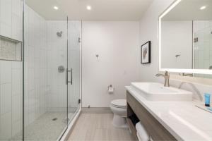 W łazience znajduje się prysznic, umywalka i toaleta. w obiekcie Montclair Inn & Suites at Zion National Park w mieście Springdale