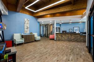 eine Bürolobby mit blauen Wänden und Holzdecken in der Unterkunft Best Western Bordentown Inn in Bordentown