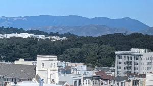 サンフランシスコにあるSunset Edwardian Bed and Breakfast At Golden Gate Park San Franciscoの山を背景にした街の景色