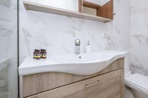 bagno con lavandino bianco e vasca di Unique1 - Private Lux city apartment a Heraklion