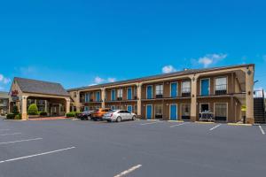 ein Hotel mit Parkplatz davor in der Unterkunft SureStay Plus Hotel by Best Western Jackson in Jackson