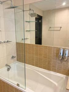 Ένα μπάνιο στο Playa Blanca Penthouse with Breathtaking Ocean Views - King Bed