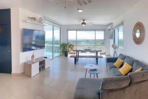 Μια τηλεόραση ή/και κέντρο ψυχαγωγίας στο Playa Blanca Penthouse with Breathtaking Ocean Views - King Bed