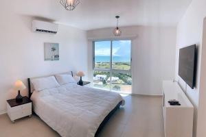 Ένα ή περισσότερα κρεβάτια σε δωμάτιο στο Playa Blanca Penthouse with Breathtaking Ocean Views - King Bed +55 φωτογραφίες