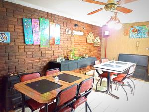 a dining room with tables and chairs and a brick wall at dado de baja no atendemos no reserven in Mendoza