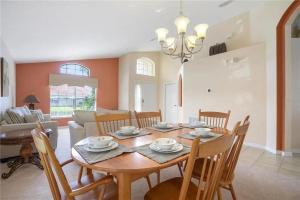 comedor y sala de estar con mesa y sillas en 4 bedrooms pool home gated resort of Solana, en Davenport