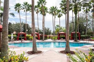 una piscina con palmeras en un complejo en 4 bedrooms pool home gated resort of Solana, en Davenport