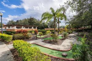 un jardín con césped y árboles en 4 bedrooms pool home gated resort of Solana, en Davenport