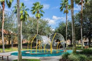un tobogán en un parque con palmeras en 4 bedrooms pool home gated resort of Solana, en Davenport
