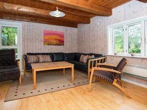 sala de estar con sofá y mesa en 6 person holiday home in R m en Vesterhede
