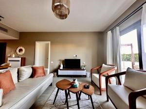 ein Wohnzimmer mit einem Sofa und einem TV in der Unterkunft Luxurious Villa with Infinity Private Pool & Jacuzzi over Sabina Island's Lagoon in Hurghada