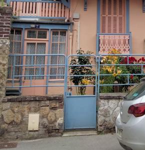 a blue door in front of a house at appartement Rez-de-chaussée avec extérieur, a 150m du centre, 4min de la plage. in Mers-les-Bains