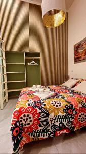 - une chambre avec un lit et une couverture colorée dans l'établissement Hrdo House, à Syracuse
