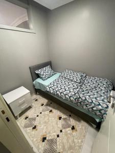 ein kleines Schlafzimmer mit einem Bett und einer Kommode in der Unterkunft Babil house 1 in Istanbul
