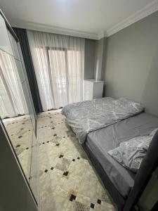 Schlafzimmer mit einem Bett und einer Glaswand in der Unterkunft Babil house 1 in Istanbul