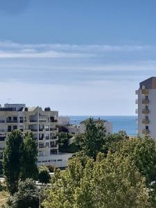 a view of a city with buildings and the ocean at Apartamento da Avó Té - em frente à Praia c piscina in Portimão
