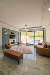 uma sala de estar com sofás, uma mesa e uma lareira em VİLLOVE Sapanca em Sapanca