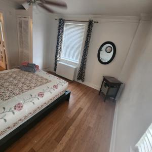 1 dormitorio con 1 cama y reloj en la pared en Cozy View Downtown Atlanta Condo, en Atlanta
