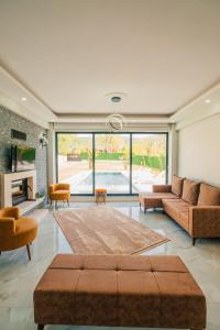 uma sala de estar com um sofá e uma lareira em VİLLOVE Sapanca em Sapanca