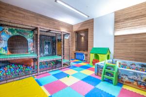 ein Kinderzimmer mit einem Spielbereich und einem Zimmer mit in der Unterkunft B&B Castello Cimbergo in Cimbergo