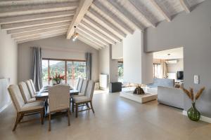 a dining room with a table and chairs at Villa Scorpios in Kynopiástai