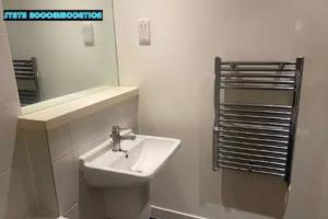 Ванна кімната в 80s RETRO 1Bedroom Apart Canary Wharf London