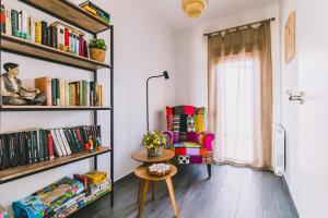 una habitación con una mesa y estanterías de libros en La Casa de Checa, en Colmenar de Oreja