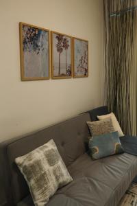- un canapé dans un salon avec trois photos sur le mur dans l'établissement Studio Mar Azul 200mts Copacabana Beach, à Rio de Janeiro