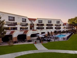 an exterior view of a hotel with a swimming pool at Courtyard by Marriott San Diego Rancho Bernardo in Rancho Bernardo